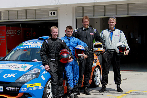 De fire Sally Racing kørere (fra venstre mod højre) Martin Gøtsche, Martin Sally Pedersen, Peter Obel samt Andreas Schrøder skrev motorsportshistorie i Ungarn.